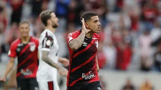 Carille dá jeito em caos do Athletico e Coxa tem em Paixão a grande revelação do país
