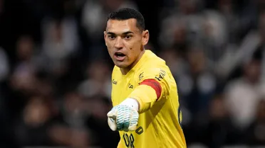 Goleiro Santos é decisivo em empate do Athletico, mas vira desfalque no Brasileirão