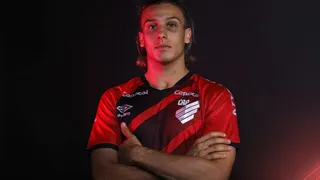 Uruguaio assina por cinco temporadas e vira a maior contratação da história do Athletico