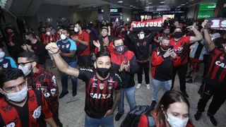 Torcida do Athletico recepciona time no aeroporto; veja vídeos