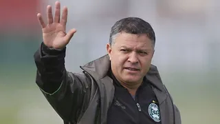 O problema do Coritiba é o elenco; trocar técnico não resolve
