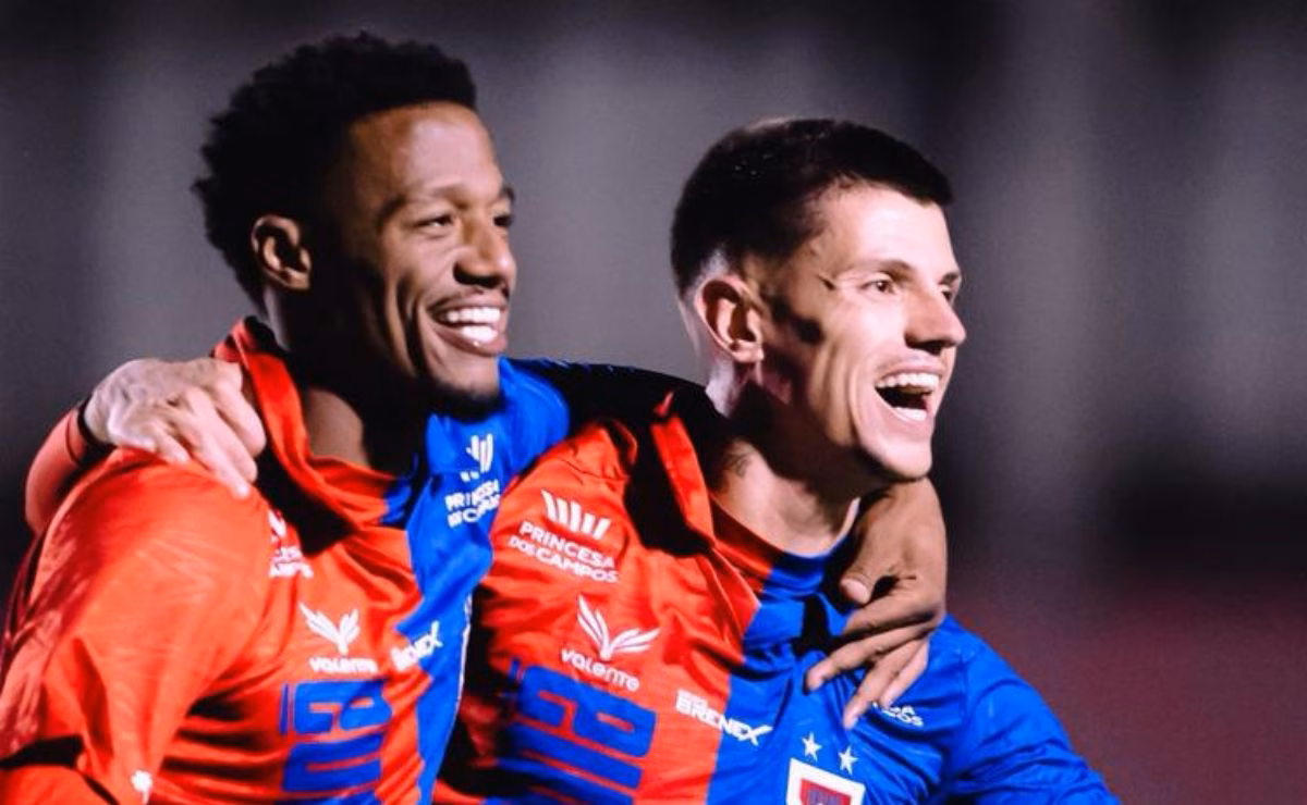 Thiaguinho e Bruno Dip comemoram gol do Paraná Clube na goleada sobre o Toledo pela Segundona Paranaense.