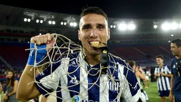 Novo lateral do Athletico chega a Curitiba e já está no CT do Caju 