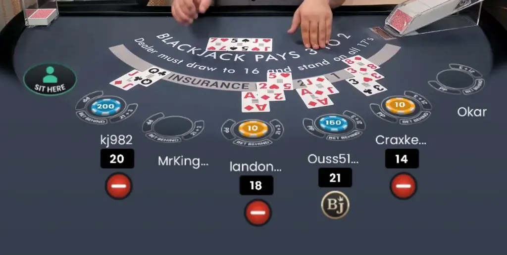 Mesa de blackjack ao vivo com dealer e cartas espalhadas.