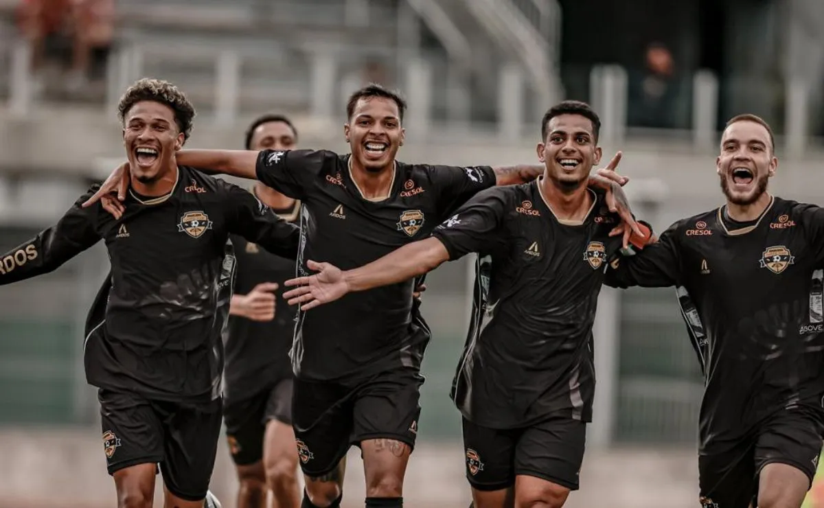 Jogadores do Araucária comemoram vitória nas quartas da Segundona