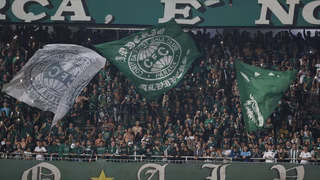 Torcedor do Coritiba que caiu de arquibancada do Couto tem melhora e sai da intubação