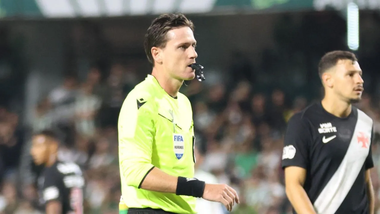 Ramon Abatti Abel durante a arbitragem de Coritiba x Vasco pelo Brasileirão