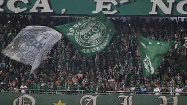 Torcedor do Coritiba que caiu de arquibancada do Couto tem melhora e sai da intubação