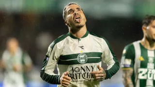 Josué supera marca de Alex no Brasileirão, mas preocupa após vitória do Coritiba