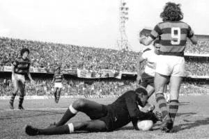Agora é a vez de sair pelo chão, e agasalhar a esfera nos pés do ataque atleticano.