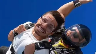 Raphael Veiga supera medo e salta de paraquedas durante férias em Dubai