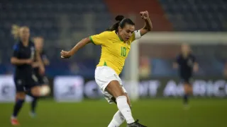 Infantino, Rapinoe e Putellas prestam homenagens à Marta após eliminação do Brasil
