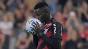 Viveros, atacante do Athletico, vive polêmica com antigo clube