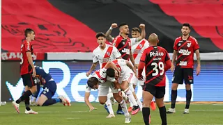 Athletico é valente, sai na frente do River, mas sofre empate no fim