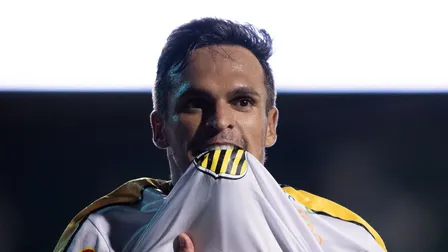 Ex-Coritiba marca gol bizarro e vira destaque da Série B