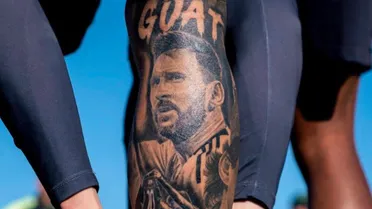 Inspiração? Promessa do Coritiba reúne Messi e Pelé em coleção de tatuagens