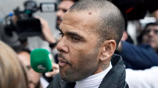 Daniel Alves se apresenta a tribunal pela primeira vez após sair da prisão