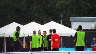 Vídeo mostra Neymar trocando agressões com colega do Barcelona