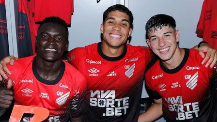 Athletico renova contrato com um dos destaques do Brasileirão