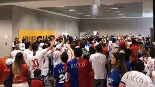 Cerca de 200 paranistas fazem festa no aeroporto e acolhem time após eliminação