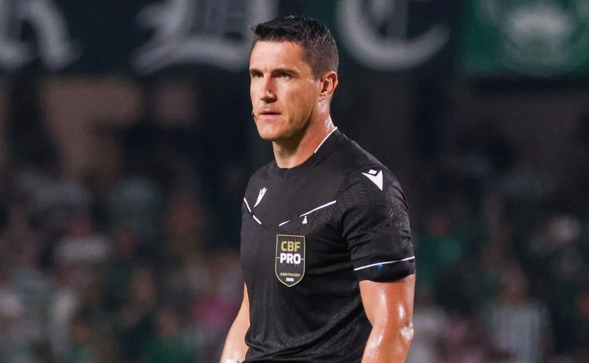 Árbitro Rafael Klein durante partida do Campeonato Brasileiro
