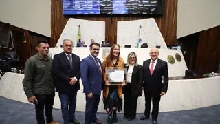 Destaque no MMA e no engajamento social, Cris Cyborg é homenageada em Curitiba