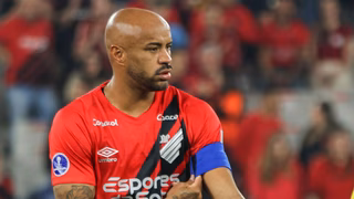Thiago Heleno cobra Athletico por gol nos acréscimos e liga alerta