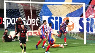Athletico joga mal, perde do Bahia e estaciona no meio da tabela