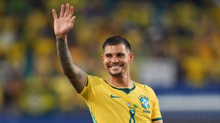 Destaque na Copa, Bruno Guimarães recebe oferta milionária de gigante europeu