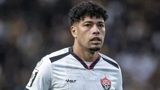 Coritiba “dá chapéu” no Athletico e fica perto de volante da Série A