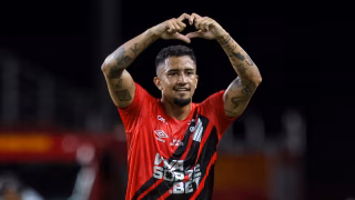 Atacante do Athletico bota fogo nas redes com gol que Pelé não fez; veja o vídeo