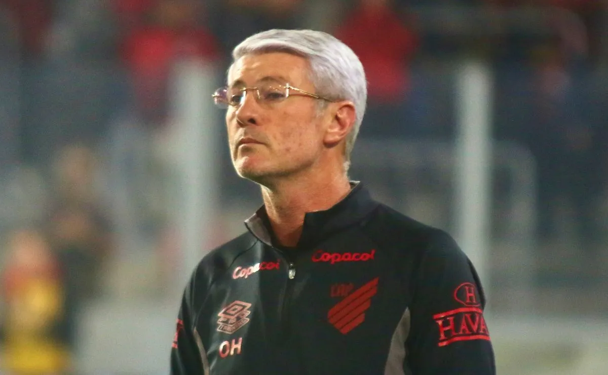 Odair Hellmann à beira do campo durante jogo do Athletico