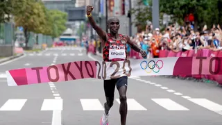 Kipchoge confirma favoritismo na maratona e se torna bicampeão olímpico