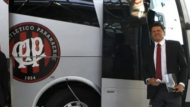 O Atlético está certo em por o time principal para jogar o Paranaense?