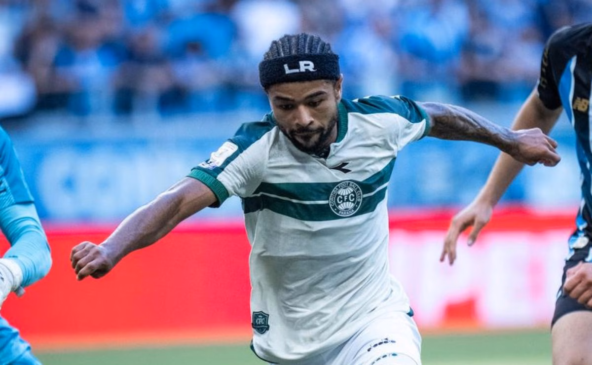 Lucas Ronier finaliza durante partida do Coritiba contra o Grêmio pelo Brasileirão