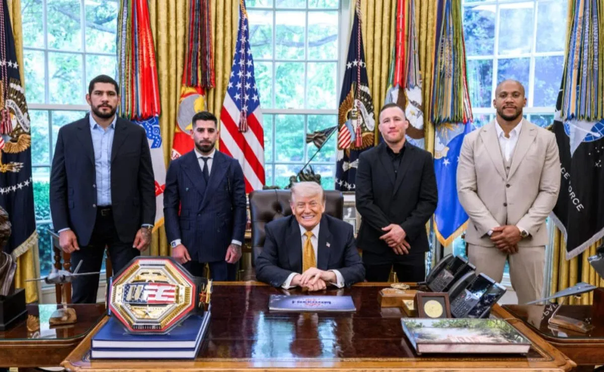 Donald Trump posa ao centro ao lado de lutadores do UFC durante anúncio oficial do UFC Casa Branca no Salão Oval.