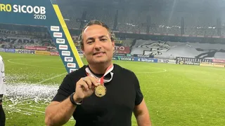 Athletico encaminha acerto com Carlinhos Neves e negocia com Alexandre Mattos