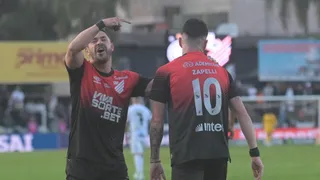 Do banco para o gol: Zapelli dá assistência e Giuliano garante empate do Athletico