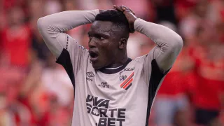 Viveros pede desculpas após erros pelo Athletico em estreia no Brasileirão