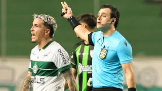 América-MG x Coritiba: CBF revela divergência em lance polêmico; diretoria protesta