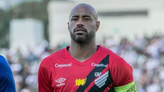 Afastado, Thiago Heleno pode deixar o Athletico? Entenda cenários possíveis
