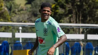 Ex-joia do Coritiba de R$ 380 milhões é apresentada em clube brasileiro