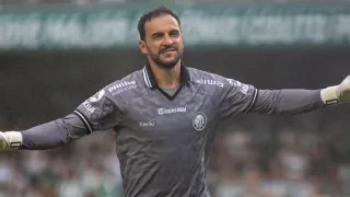 De aposentado, goleiro revelado pelo Athletico vira maior pegador de pênaltis do Brasil