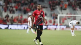 Promessa de 16 anos estreia pelo Athletico e é elogiado por Cuca