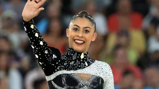 Curitibana Bárbara Domingos faz história, mas fica em último na final da ginástica rítmica