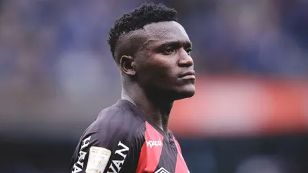 Petraglia freia renovação de Kevin Viveros no Athletico