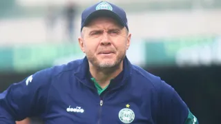 Técnico do Coritiba explica por que Geovane Meurer perdeu espaço