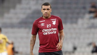 Atacante é afastado do elenco do Athletico por indisciplina