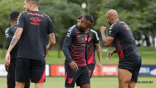 Recuperado de lesão, Pedro Henrique treina e vira opção no Athletico