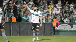 Léo Gamalho se aproxima de marca de Kléber, maior artilheiro do Coritiba na década